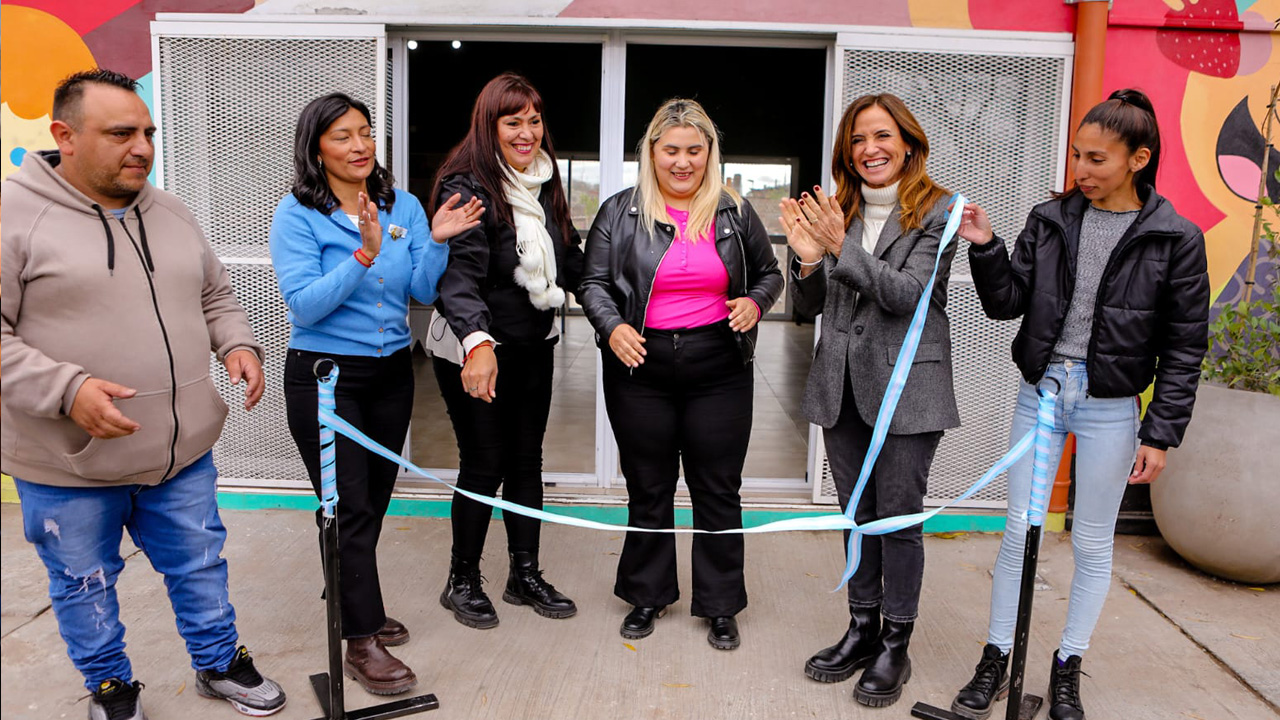 Victoria Tolosa Paz en el corte de cinta donde inauguró obras de integración socio urbana en Tres de Febrero.