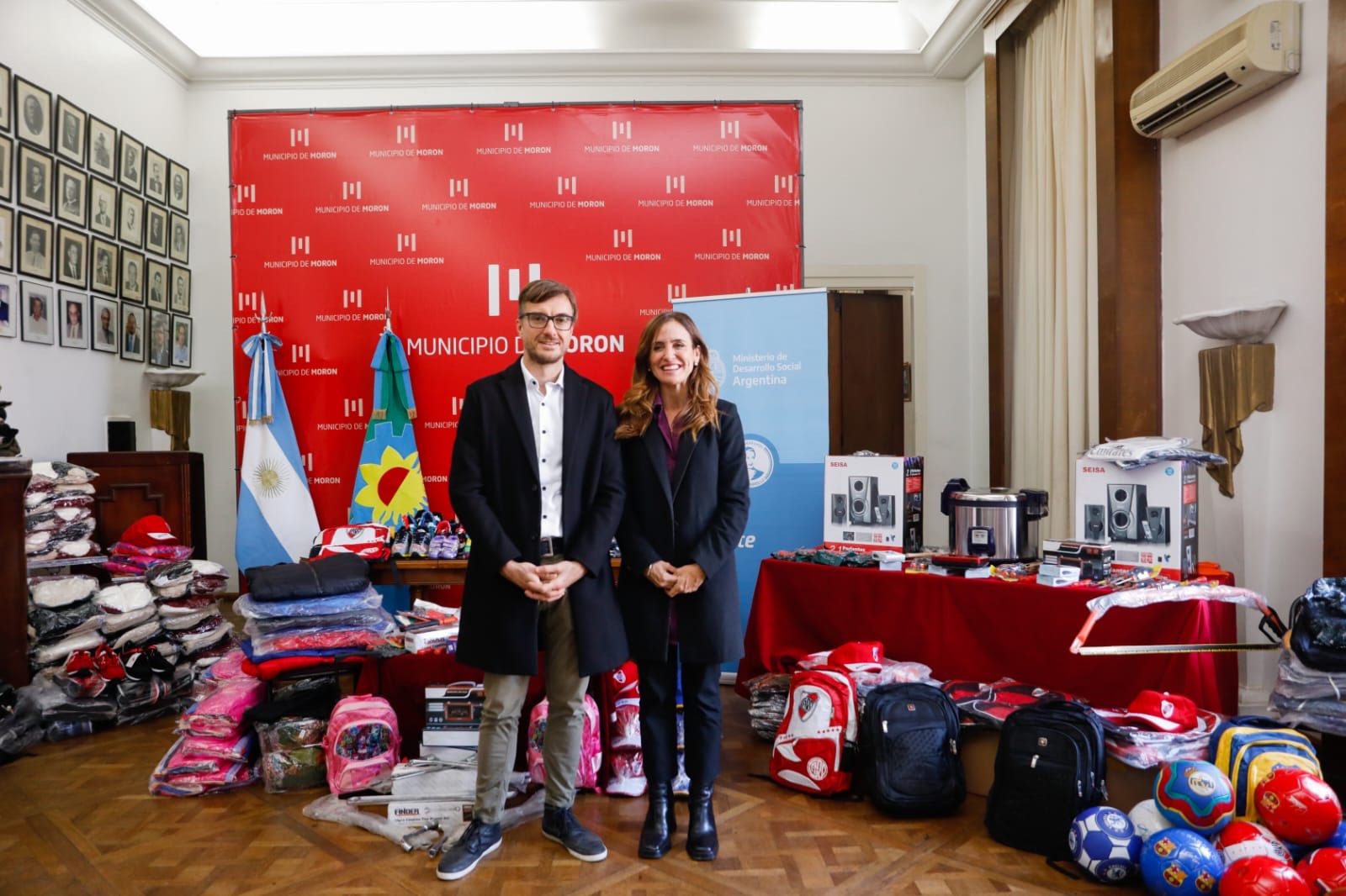 La ministra y el intendente junto con artículos decomisados de la Aduana para entregar a familias en situación de vulnerabilidad.