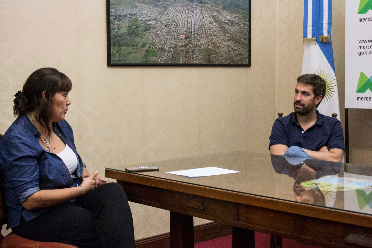 Juan Ignacio Ustarroz intendente de Mercedes  junto con la secretaria de Integración Socio Urbana Fernanda Miño 