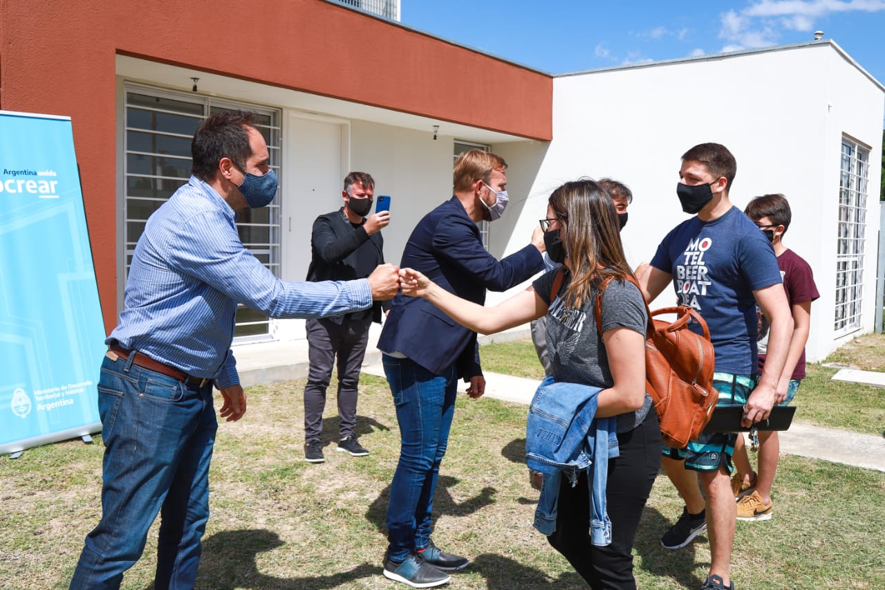 Familias de Ezeiza recibieron las llaves de sus viviendas Procrear