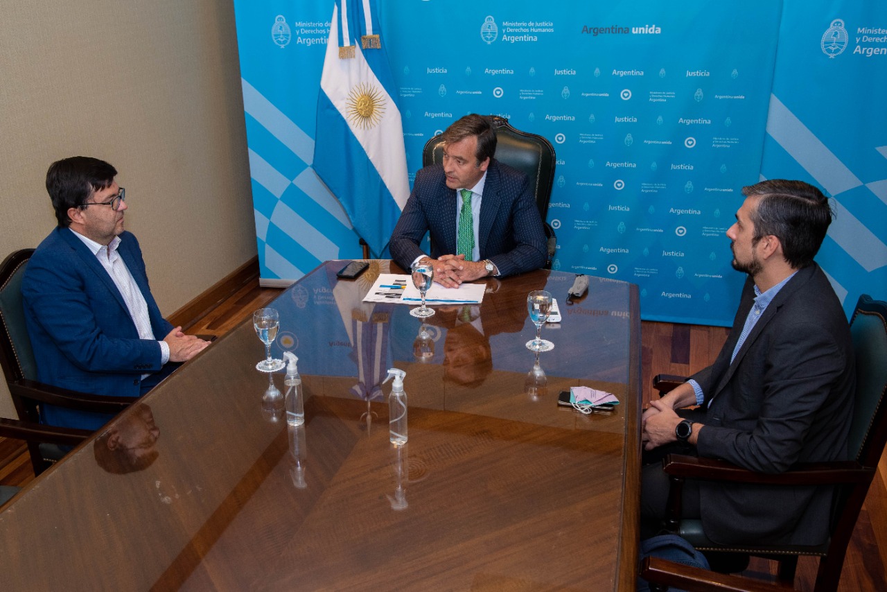 Martin Soria y Eugenio Agüero Gamboa analizaron la implementación del Sistema de Dispositivos Duales de Supervisión y Rastreo de Agresores y el Programa de Personas bajo Vigilancia Electrónica en la provincia de Tucumán