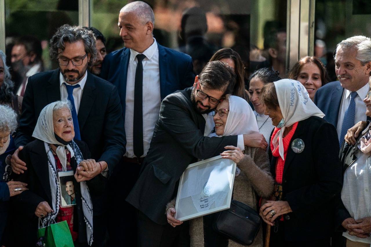  Alberto Fernández y Gabriel Boric recorrieron el Museo Sitio de Memoria ESMA