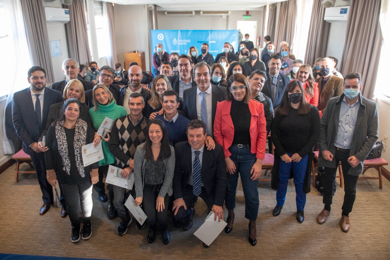 El ministro Soria participó del homenaje a trabajadores y trabajadoras de la ANMaC que cumplieron 30 años de servicios