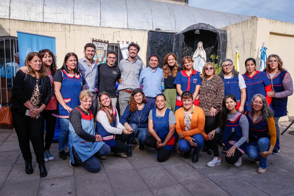 La ministra Victoria Tolosa Paz junto a funcionarios y docentes en la puerta del nuevo Centro de Desarrollo Infantil en Merlo.