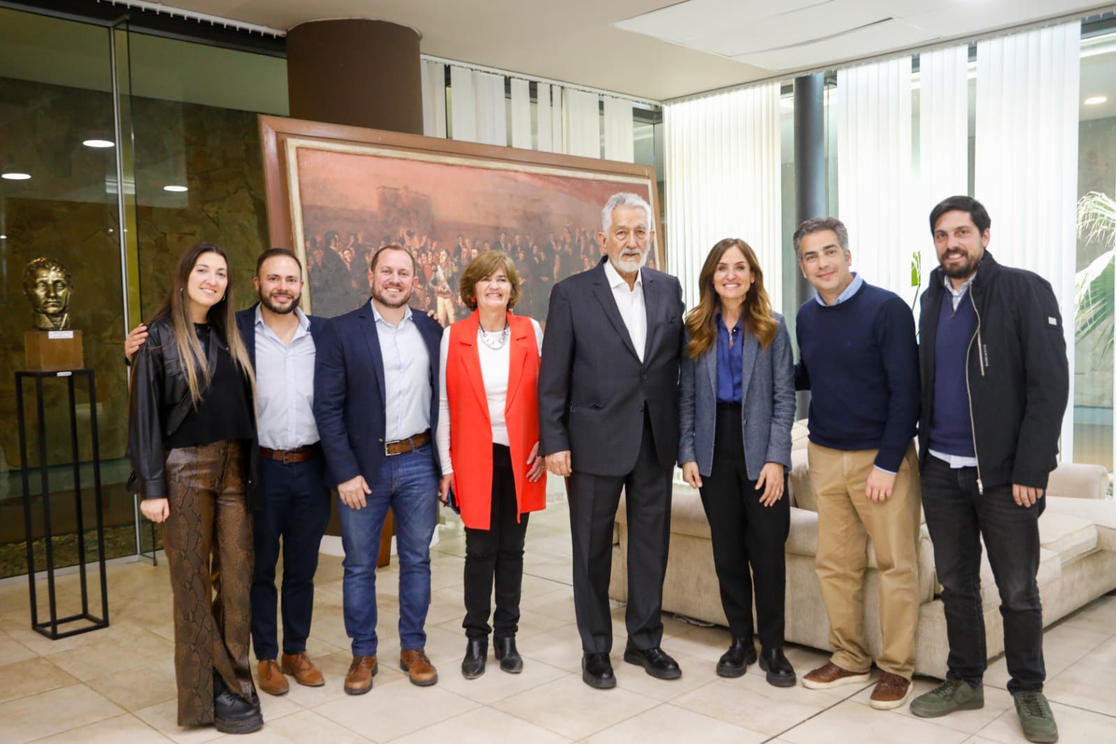 La ministra Tolosa Paz se encuentra junto al gobernador provincial, Alberto Rodríguez Saa, y otros funcionarios en su visita a la provincia de San Luis.