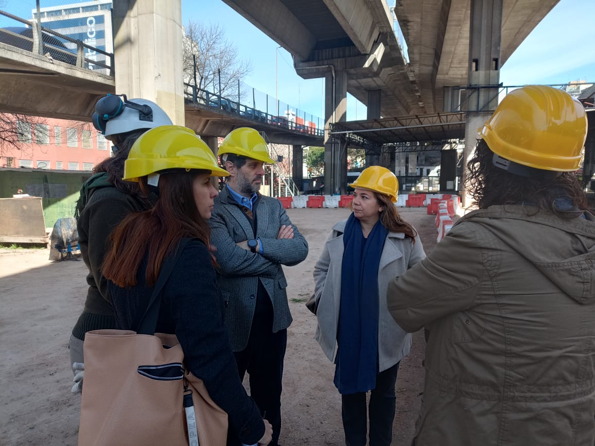 Trabajadoras y trabajadores del Espacio para la Memoria y del programa Potenciar Trabajo realizando tareas de excavación arqueológica