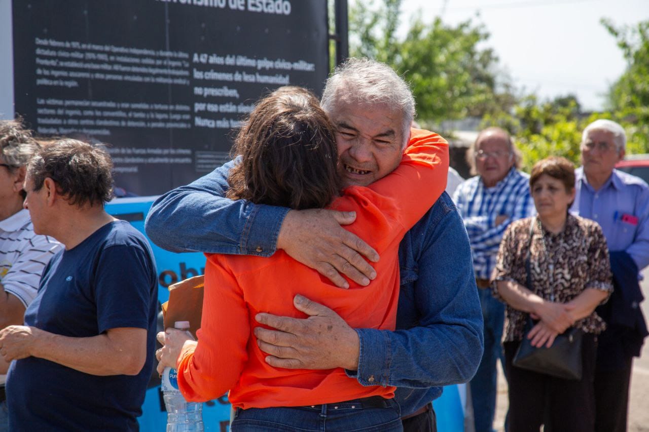 Asistentes al acto de señalización como sitio de memoria de la Base militar en Ingenio "La Fronterita"