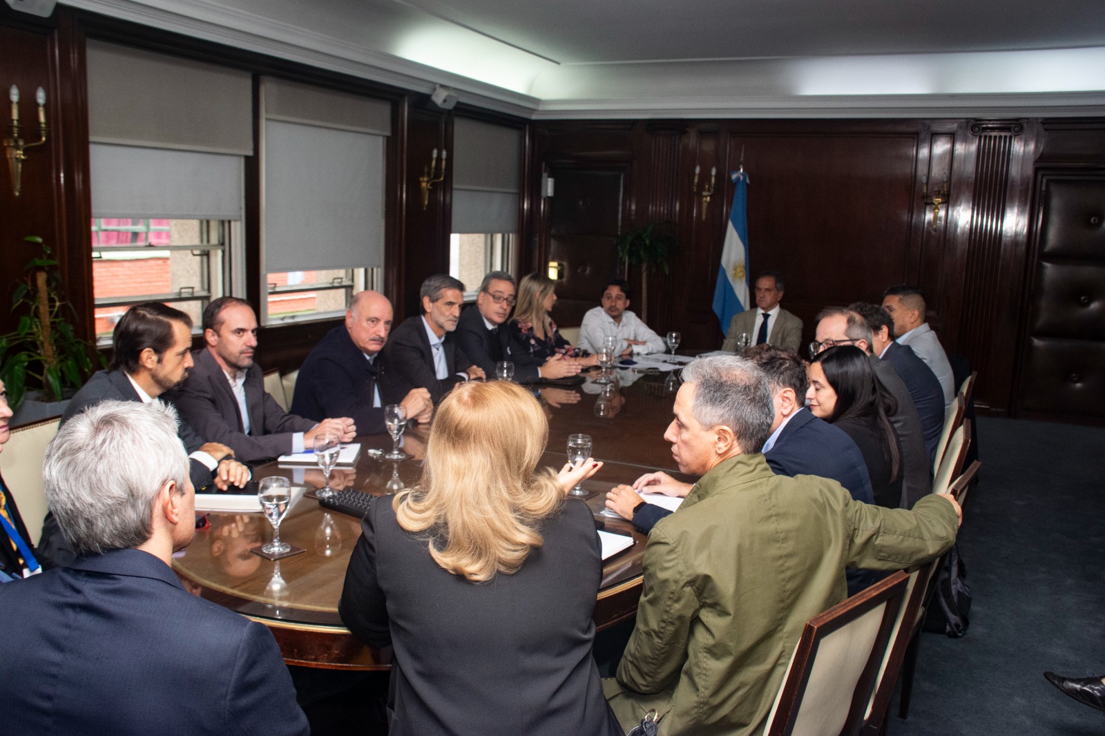 Daniel Scioli junto a los integrantes de Cámara de la Industria del Neumático