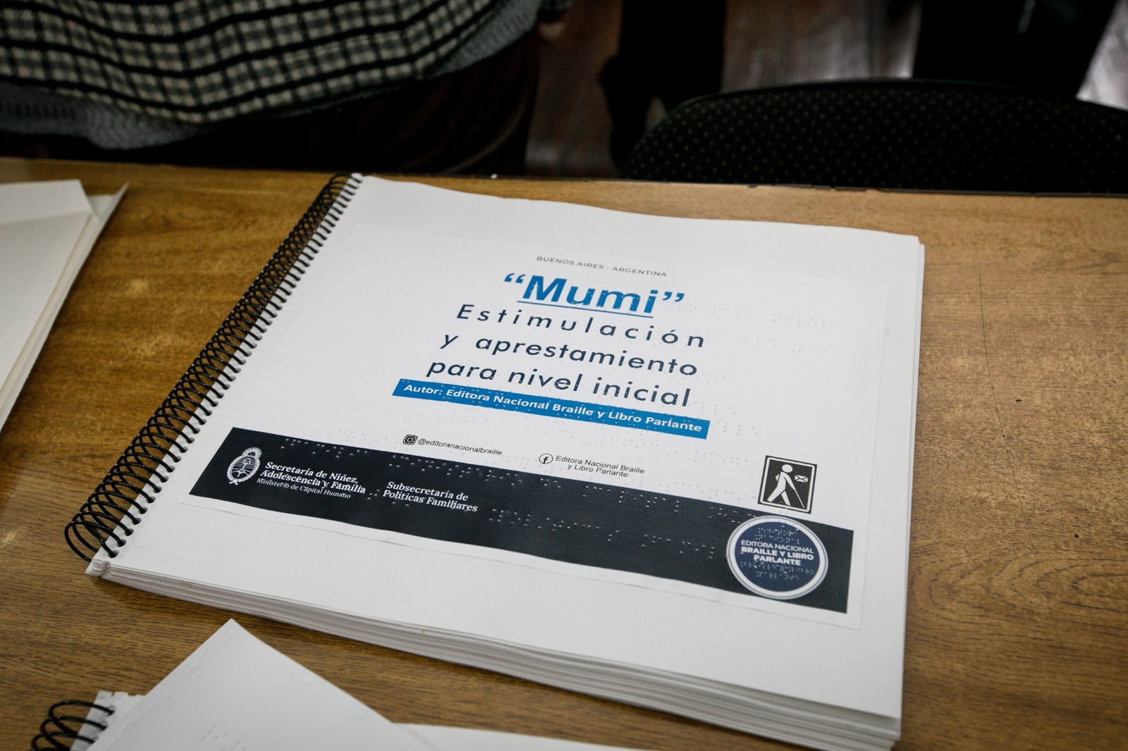 Libro confencionado en braille con el título "Mumi, estimulación y aprestamiento para nivel inicial".